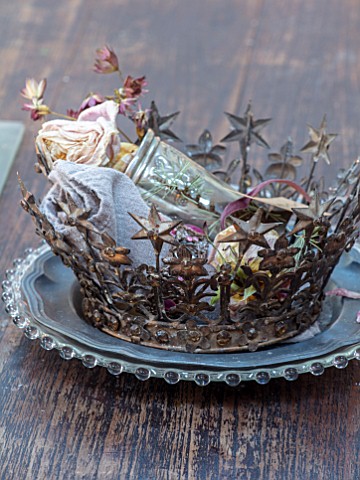 MERRYWOOD_JACKY_HOBBS_HOUSE_LONDON_WOODEN_DINING_TABLE_PLACE_SETTING_METAL_CROWN_ON_BEADED_GLASS_AND