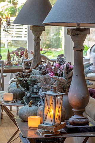 MERRYWOOD_JACKY_HOBBS_HOUSE_LONDON_SITTING_ROOM__WOODEN_LAMPS_VINTAGE_FRENCH_GARDEN_TABLE_GREY_PUMPK
