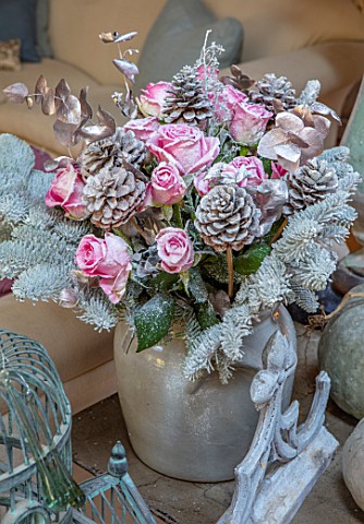 MERRYWOOD_JACKY_HOBBS_HOUSE_LONDON_DINING_ROOM__CHRISTMAS_DECORATION_PINK_ROSES_AND_FIR_BRANCHES_SNO