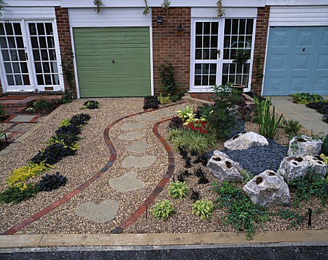JAPANESE_STYLE_FRONT_GARDEN_BY_JANE_FEARNLEYWHITTINGSTALL_WITH_PURPLE_AND_GOLD_LEAVED_PLANTING