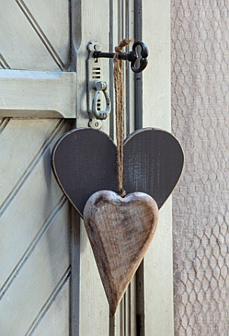 MERRYWOOD_JACKY_HOBBS_HOUSE_LONDON_CARVED_WOODEN_HEARTS_ON_OLD_KEY_ON_VINTAGE_FRENCH_GREY_PAINTED_CU