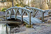THE OLD RECTORY, QUINTON, NORTHAMPTONSHIRE: DESIGNER ANOUSHKA FEILER: WOODEN BRIDGE, FROST, WINTER, FROSTY GARDEN, ENGLISH, COUNTRY, WATER