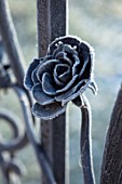 THE OLD RECTORY, QUINTON, NORTHAMPTONSHIRE: DESIGNER ANOUSHKA FEILER: DETAIL OF HAND MADE RAILING ON GARDEN STEPS BY MICHELLE PARKER. ORNAMENT, ORNAMENTAL, FORST, WINTER