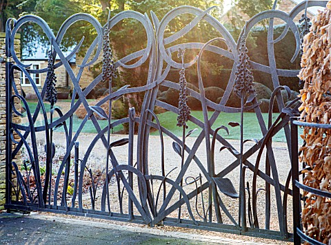 THE_OLD_RECTORY_QUINTON_NORTHAMPTONSHIRE_DESIGNER_ANOUSHKA_FEILER_METAL_FRONT_GATE_WITH_FOXGLOVE_SCU