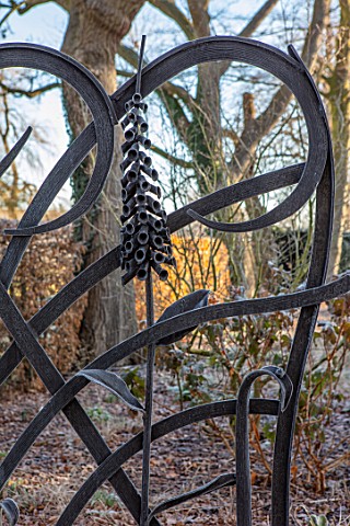 THE_OLD_RECTORY_QUINTON_NORTHAMPTONSHIRE_DESIGNER_ANOUSHKA_FEILER_METAL_FRONT_GATE_WITH_FOXGLOVE_SCU