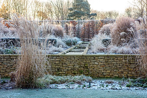 THE_OLD_RECTORY_QUINTON_NORTHAMPTONSHIRE_DESIGNER_ANOUSHKA_FEILER_WALL_LAWN_RILL_FROST_WINTER_FROSTY