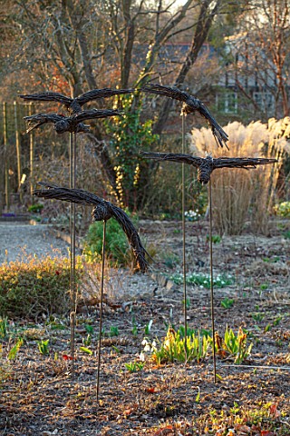THE_PICTON_GARDEN_AND_OLD_COURT_NURSERIES_WORCESTERSHIRE_FLIGHTS_OF_BIRDS_SCULPTURE_BY_VICTORIA_WEST