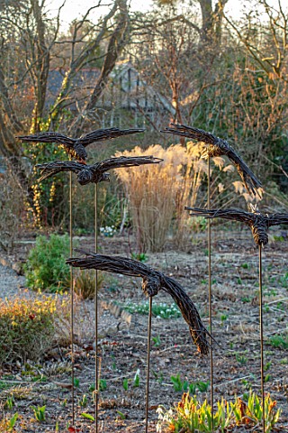 THE_PICTON_GARDEN_AND_OLD_COURT_NURSERIES_WORCESTERSHIRE_FLIGHTS_OF_BIRDS_SCULPTURE_BY_VICTORIA_WEST