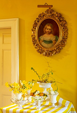 MARBURY_HALL_SHROPSHIRE_DESIGNER_SOFIE_PATONSMITH__YELLOW_HALLWAY_TABLE_YELLOW_AND_WHITE_TABLECLOTH_