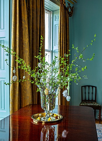 MARBURY_HALL_SHROPSHIRE_DESIGNER_SOFIE_PATONSMITH_BLUE_DINING_ROOM_VASE_ON_TABLE_WITH_BLOSSOM_AND_EA