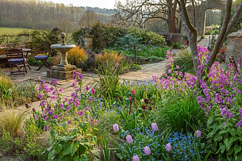 GRAVETYE_MANOR_SUSSEX_SPRING_APRIL_COUNTRY_GARDEN_TULIPS_FORGETMENOTS_AND_HONESTY_BY_WATER_FOUNTAIN_