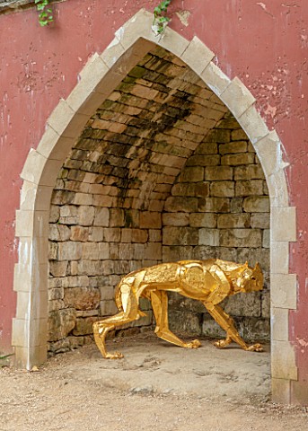 PAINSWICK_ROCOCO_GARDEN_GLOUCESTERSHIRE_ART_UNBOUND_NICHE_IN_THE_EAGLES_HOUSE_WITH_WOLF_SULPTURE_BY_