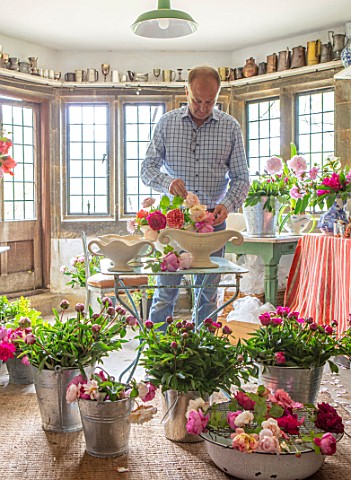 THE_LAND_GARDENERS_WARDINGTON_MANOR_OXFORDSHIRE_CLIVE_NICHOLS_WITH_FLOWERS_IN_THE_FLOWER_ROOM_CUTTIN