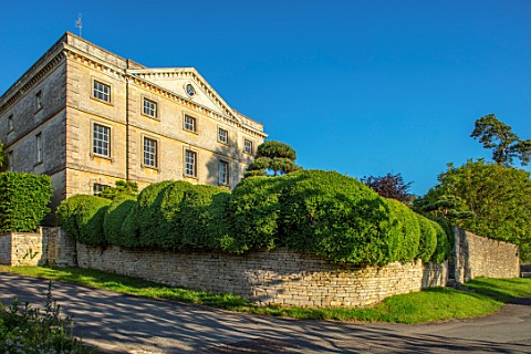 WINSON_MANOR_GLOUCESTERSHIRE_THE_MANOR_HOUSE_FROM_THE_ROAD_WITH_WALL_BOX_HEDGING_HEDGES_CLOUD_HEDGIN