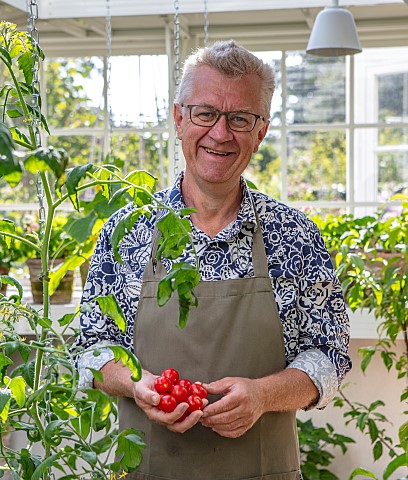 CLAUS_DALBY_GARDEN_DENMARK_CLAUS_HOLDING_TOMATOES_IN_HIS_GREENHOUSE