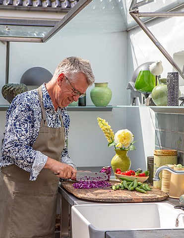 CLAUS_DALBY_GARDEN_DENMARK_CLAUS_CHOPPING_UP_RED_CABBAGE_IN_HIS_OUTDOOR_KITCHEN