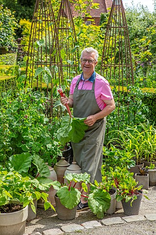CLAUS_DALBY_GARDEN_DENMARK_CLAUS_HOLDING_RHUBARB_RHUBARB_IN_CONTAINERS_KITCHEN_GARDEN_VEGETABLES_SAL