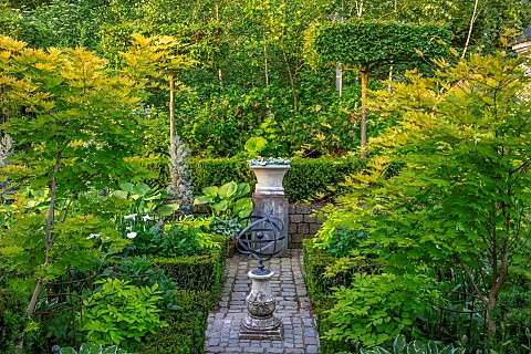 CLAUS_DALBY_GARDEN_DENMARK_PATH_TERRACE_FOLIAGE_LEAVES_GREEN_HOSTAS_IN_CONTAINERS_ACER_SHIRASAWANUM_