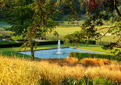 THE_NEWT_IN_SOMERSET_VIEW_TO_BATHING_POND_FOUNTAIN_JULY_ENGLISH_COUNTRY_GARDENS