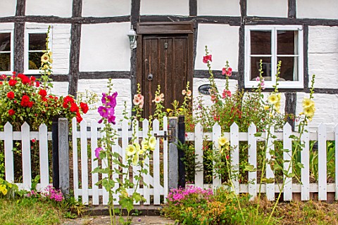 THATCH_COTTAGE_WORCESTERSHIRE_THATCHED_FRONT_DOOR_GATE_WHITE_PICKET_FENCE_FENCING_BLACK_AND_WHITE_CO