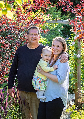 BATTS_COTTAGE_OXFORDSHIRE_OWNERS_OLIVIA_AND_TIM_PAYNE_IN_THEIR_GARDEN