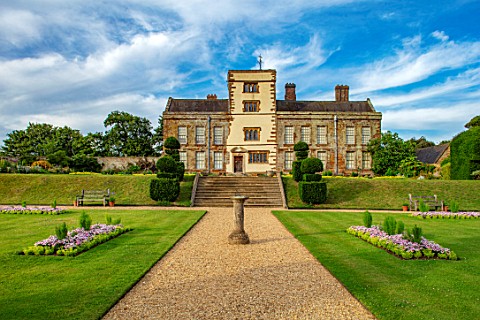 CANONS_ASHBY_NORTHAMPTONSHIRE_THE_NATIONAL_TRUST_GRAVEL_PATH_SUNDIAL_STEPS_HOUSE_LAWN_JULY