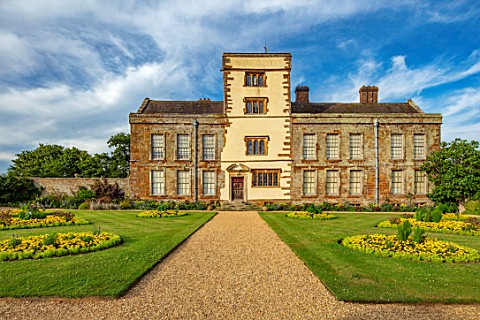 CANONS_ASHBY_NORTHAMPTONSHIRE_THE_NATIONAL_TRUST_HOUSE_GRAVEL_PATH_LAWN_JULY_BEDDING