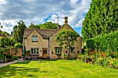 ADAMS POOL, GLOUCESTERSHIRE: LAWN AND HOUSE WITH HOT BORDER ON RIGHT. COTTAGE, GARDEN, COTSWOLDS