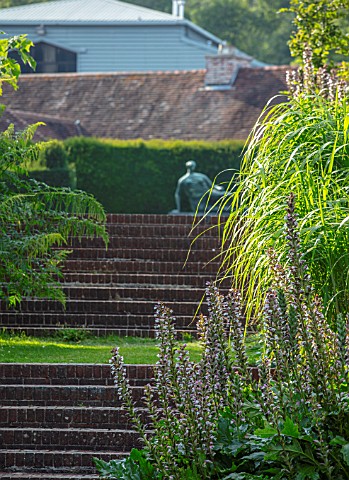 GLYNDEBOURNE_EAST_SUSSEX_ACANTHUS_STEPS_AND_HENRY_MOORE_STATUE