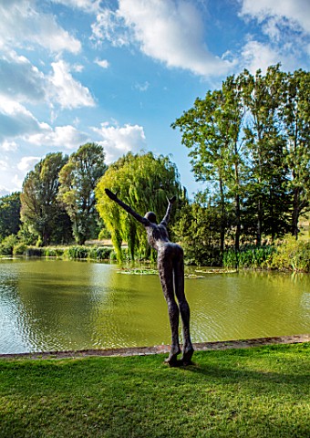 GLYNDEBOURNE_EAST_SUSSEX_LAKE_LAWN_SCULPTURE_OF_DIVING_LADY_BY_CAROL_PEACE