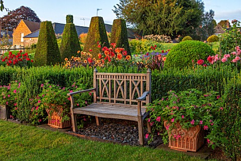 PETTIFERS_OXFORDSHIRE_DESIGNER_GINA_PRICE_THE_PARTERRE_IN_AUGUST__WOODEN_SEAT_BENCH_DAHLIAS_INCLUDIN