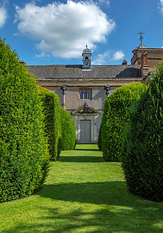 CANONS_ASHBY_NORTHAMPTONSHIRE_THE_NATIONAL_TRUST_GREEN_COURT__THE_WEST_FRONT_DOOR_COAT_OF_ARMS_CAST_