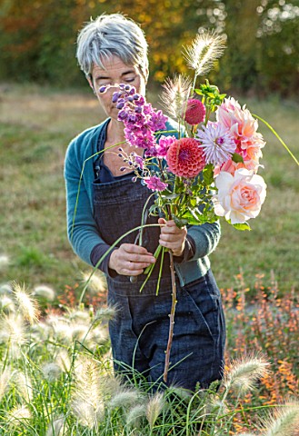 GREEN_AND_GORGEOUS_FLOWERS_OXFORDSHIRERACHEL_SIEGFRIED_PICKING_FLOWERS_FROM_HER_CUTTING_FIELDS_SEPTE