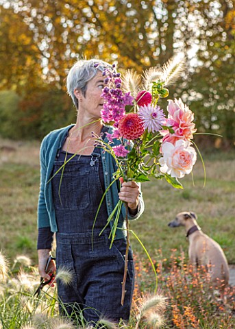 GREEN_AND_GORGEOUS_FLOWERS_OXFORDSHIRERACHEL_SIEGFRIED_PICKING_FLOWERS_FROM_HER_CUTTING_FIELDS_SEPTE