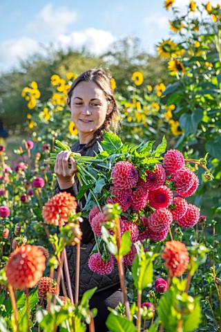 GREEN_AND_GORGEOUS_FLOWERS_OXFORDSHIRE_LUCIE_WITH_DAHLIA_JOWEY_WINNIE_IN_THE_CUTTING_FIELDS_SEPTEMBE