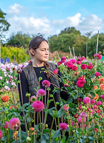 GREEN_AND_GORGEOUS_FLOWERS_OXFORDSHIRE_LUCIE_IN_THE_CUTTING_FIELDS_SEPTEMBER