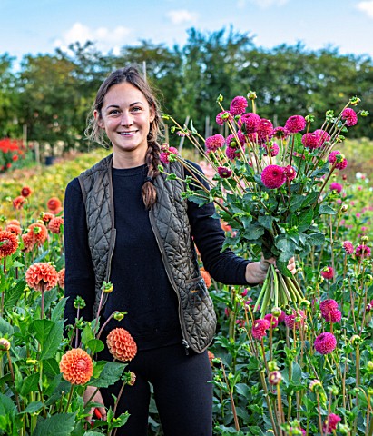 GREEN_AND_GORGEOUS_FLOWERS_OXFORDSHIRE_LUCIE_CUTTING_DAHLIAS_IN_THE_CUTTING_FIELDS_SEPTEMBER