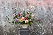 GREEN AND GORGEOUS FLOWERS, OXFORDSHIRE: CONSTANCE SPRY VASE FILLED WITH DAHLIAS AND ROSES, ALCEA PARKALLEE, DAHLIA CAFE AU LAIT