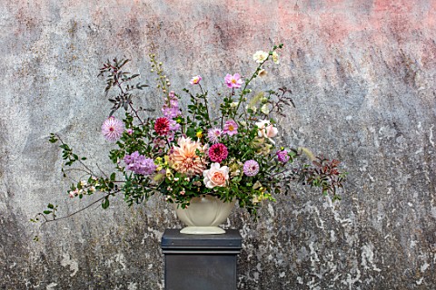 GREEN_AND_GORGEOUS_FLOWERS_OXFORDSHIRE_CONSTANCE_SPRY_VASE_FILLED_WITH_DAHLIAS_AND_ROSES_ALCEA_PARKA