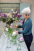 GREEN AND GORGEOUS FLOWERS, OXFORDSHIRE: RACHEL SIEGFRIED ARRANGING FLOWERS FOR A WEDDING ON BBLUE GREY TABLE
