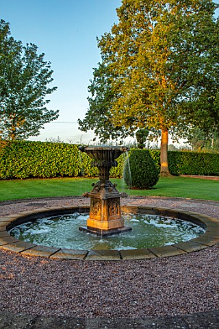 MITTON_MANOR_STAFFORDSHIRE_FOUNTAIN_AND_CLIPPED_YEW_TOPIARY_IN_THE_FRONT_GARDEN_FOUNTAIN_POOL_FORMAL