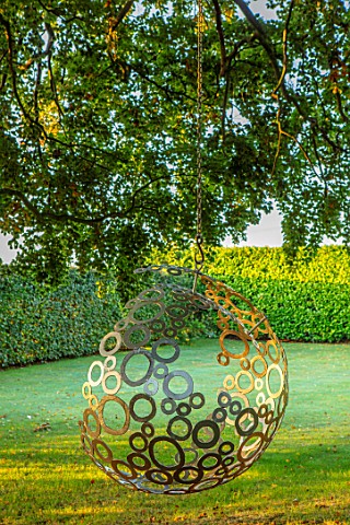 MITTON_MANOR_STAFFORDSHIRE_BEECH_TREE_BUBBLE_SWING_SEAT_BY_MYBURGH_DESIGNS_SEPTEMBER_LAWN_TREES_SWIN