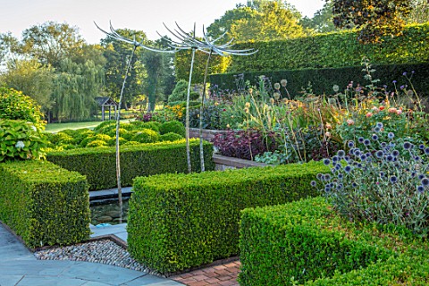 MITTON_MANOR_STAFFORDSHIRE_TOPIARY_GARDEN_FORMAL_COUNTRY_BOX_TOPIARY_HEDGES_HEDGING_EVERGREEN_SEPTEM