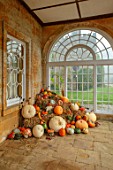 FORDE ABBEY, SOMERSET: PUMPKINS, GOURDS, SQUASHES AND PUMPKINS PILED UP - PUMPKIN POLAR BEAR, CROWN PRINCE, ATLANTIC GIANT, FUNGO GOURD