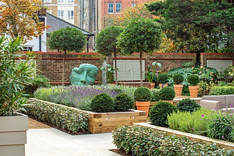 DESIGNER_ANTHONY_PAUL_SMALL_TOWN_FORMAL_GARDEN_CLIPPED_TOPIARY_BOX_BALLS_SCULPTURE_GRAVEL_STEPS_WATE