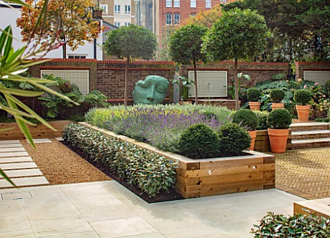 DESIGNER_ANTHONY_PAUL_SMALL_TOWN_FORMAL_GARDEN_CLIPPED_TOPIARY_BOX_BALLS_SCULPTURE_GRAVEL_STEPS_WATE