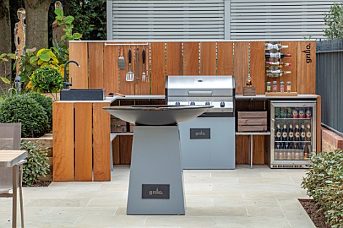 DESIGNER_ANTHONY_PAUL_SMALL_TOWN_FORMAL_PATH_STONE_SLABS_PAVING_BARBEQUES_BARBECUES_LONDON_AL_FRESCO