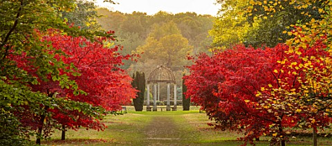 THORP_PERROW_ARBORETUM_YORKSHIRE_THE_MONUMENT_ROTUNDA_PUT_UP_BY_SIR_JOHN_ROPNER_RED_LEAVES_FOLIAGE_O