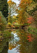 THORP PERROW ARBORETUM, YORKSHIRE: POOL, POND, LAKE WITH HERON SCULPTURE AND AUTUMN COLOUR OF JAPANESE MAPLES, ACERS, FALL
