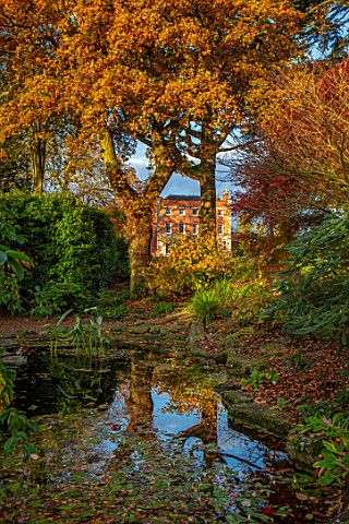MORTON_HALL_GARDENS_WORCESTERSHIRE_FALL_AUTUMN_FOLIAGE_COLOURS_THE_HALL_REFLECTED_IN_THE_POOL_WATER_